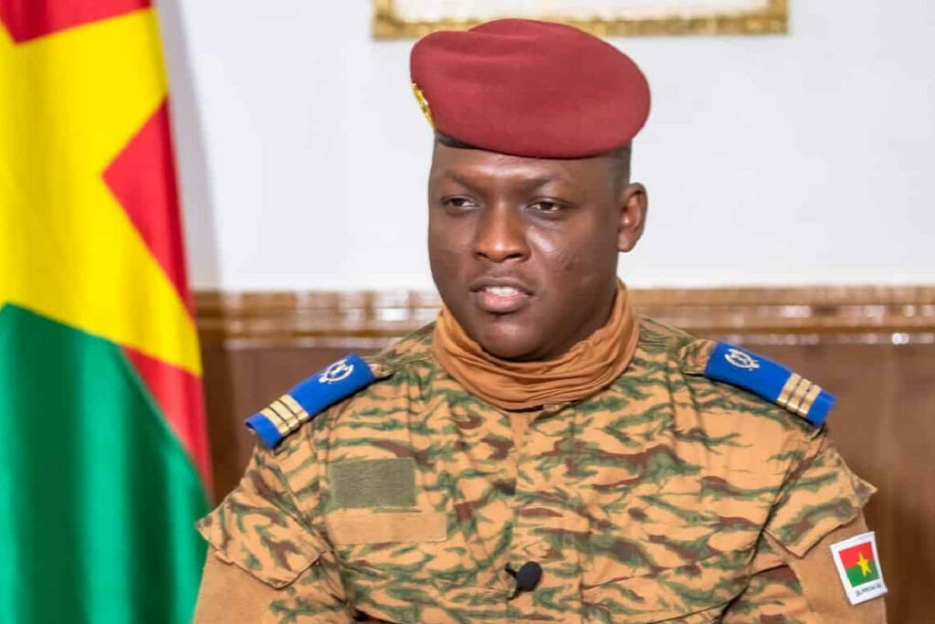 Burkina: Comment le capitaine Traoré compte se « venger » des puissances qui refusent de lui vendre des armes