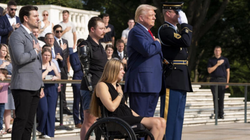 États-Unis: Donald Trump accusé d’avoir enfreint une loi fédérale au cimetière d’Arlington