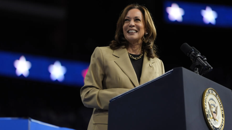 États-Unis: en meeting en Arizona, Kamala Harris tacle Donald Trump sur l’immigration