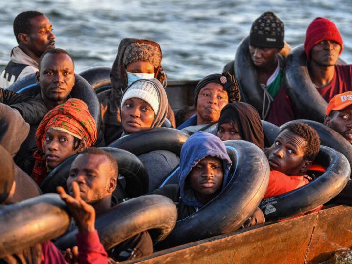 Immigration irrégulière : une pirogue de 230 personnes interceptées