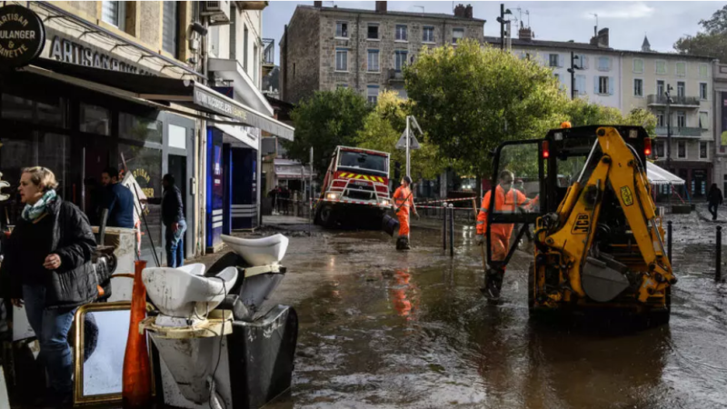 Intempéries en France: déblaiement et évaluation des dégâts après les pluies exceptionnelles