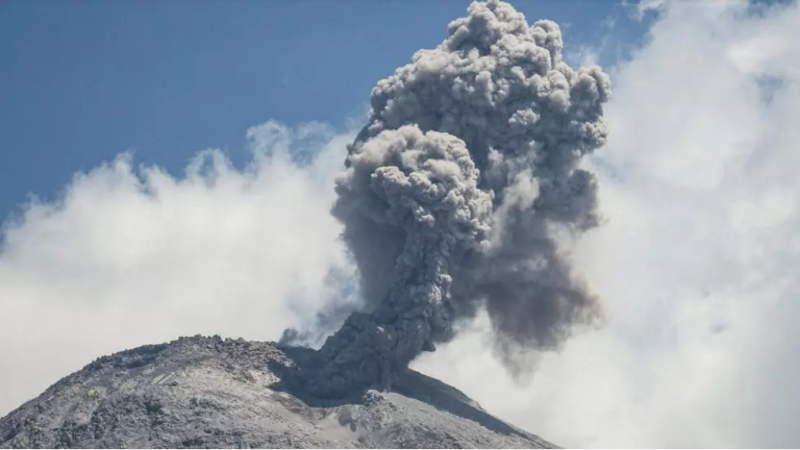 Une éruption volcanique dans l’est de l’Indonésie fait une dizaine de morts