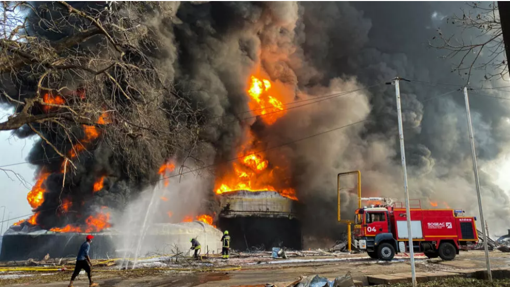 Guinée: un an après l’incendie meurtrier d’un dépôt de carburant à Conakry, l’opacité de l’enquête fait polémique