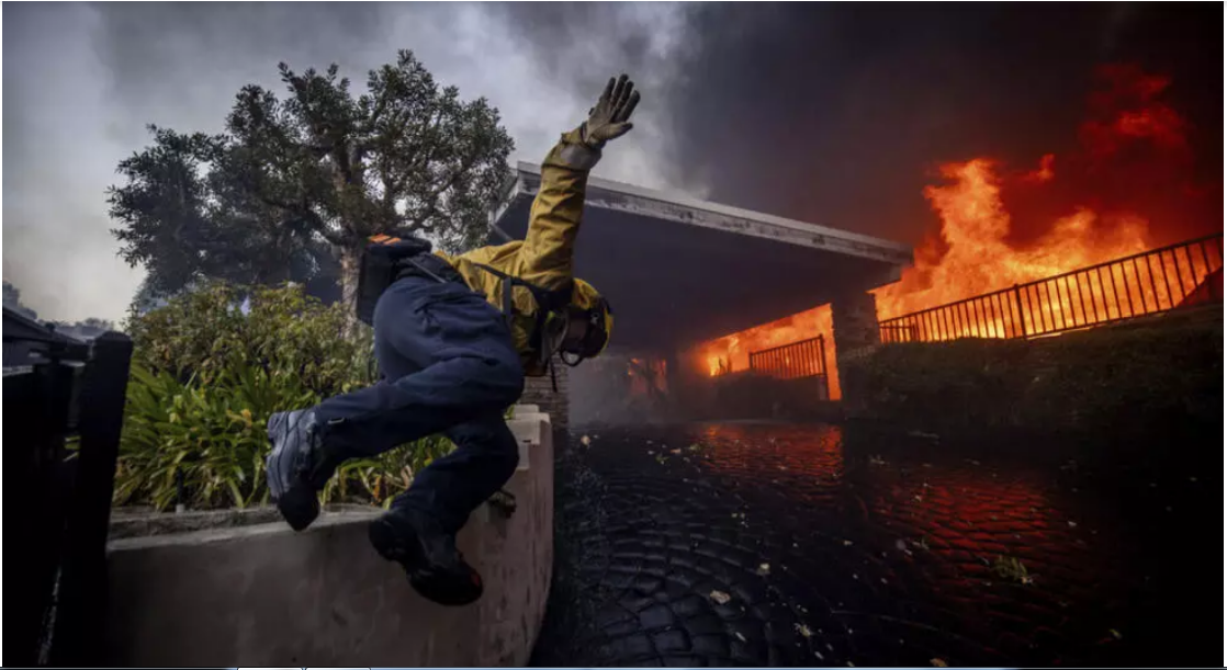 États-Unis: un quartier luxueux de Los Angeles évacué à cause d’un intense incendie