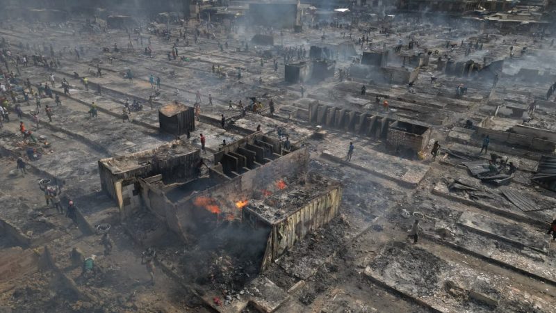 Ghana : un énorme incendie ravage le principal marché de vêtements de seconde main du pays